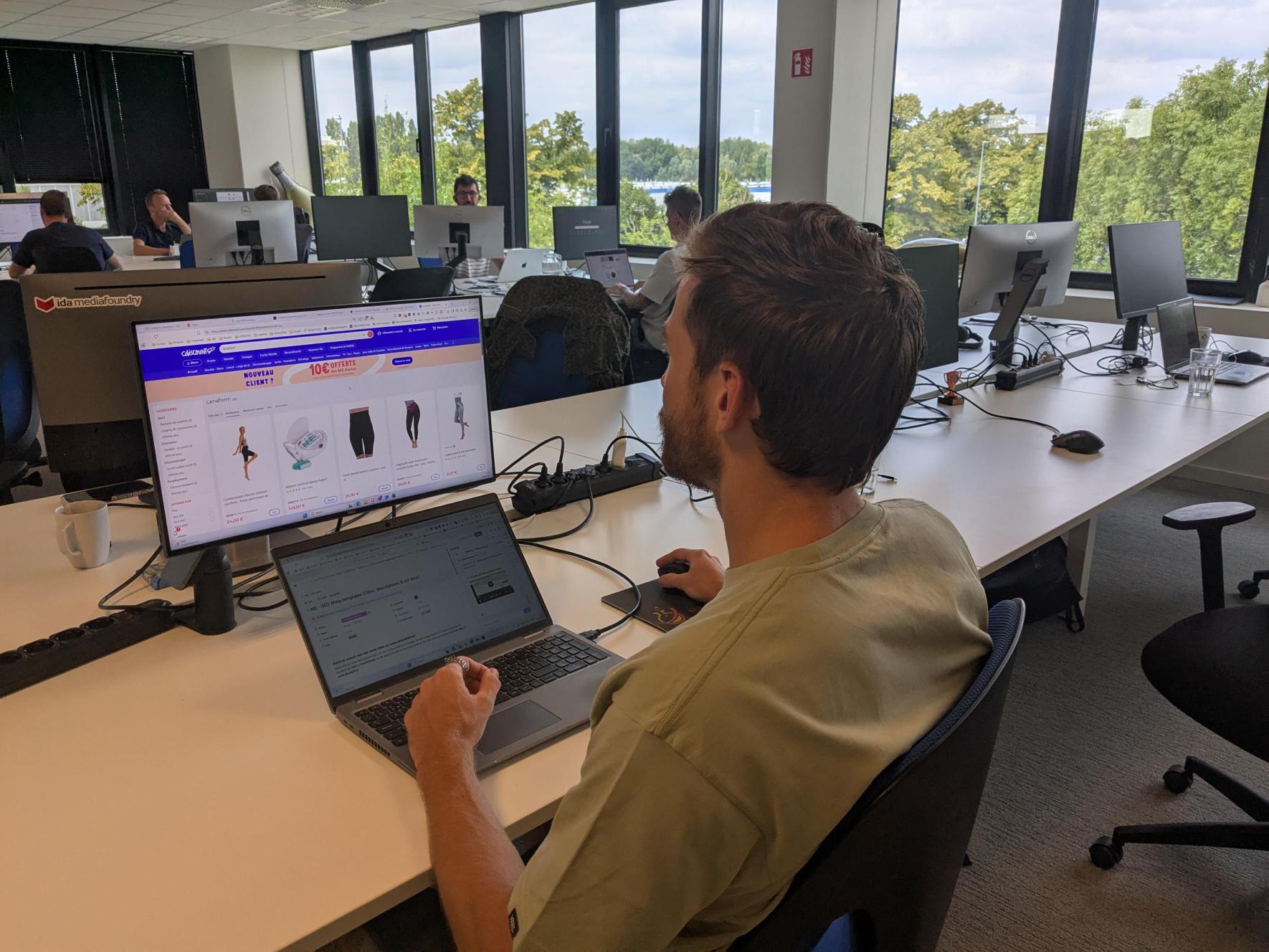 Vrouw die aan het werk is.